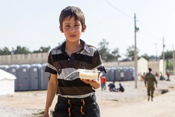 Refugees  living in tents in the center relocation Diavata — Stock Photo, Image