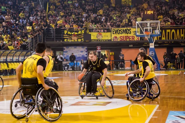 Pessoas não identificadas jogar um jogo amigável de cadeira de rodas basketbal — Fotografia de Stock