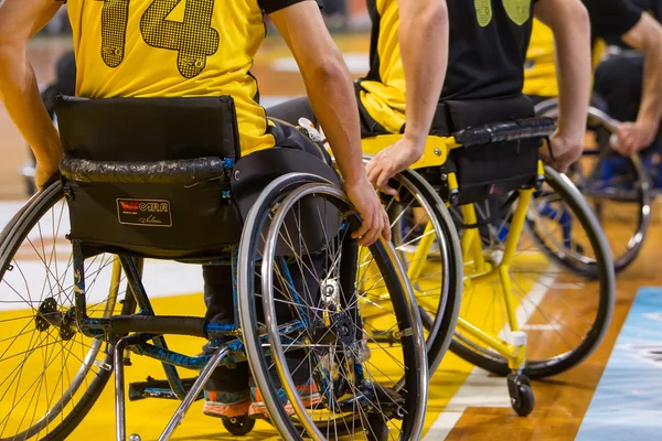 Personas no identificadas juegan un juego amistoso de baloncesto en silla de ruedas — Foto de Stock