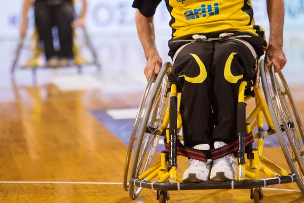 Personas no identificadas juegan un juego amistoso de baloncesto en silla de ruedas — Foto de Stock