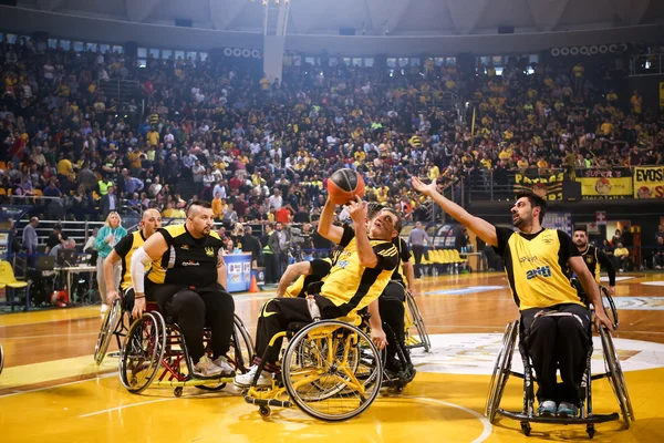 Unbekannte spielen ein Freundschaftsspiel mit Rollstuhlbasketballern — Stockfoto