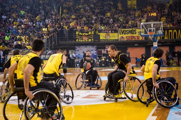 Pessoas não identificadas jogar um jogo amigável de cadeira de rodas basketbal — Fotografia de Stock