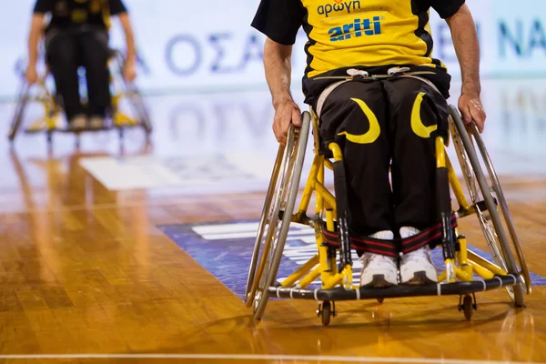 Pessoas não identificadas jogar um jogo amigável de cadeira de rodas basketbal — Fotografia de Stock