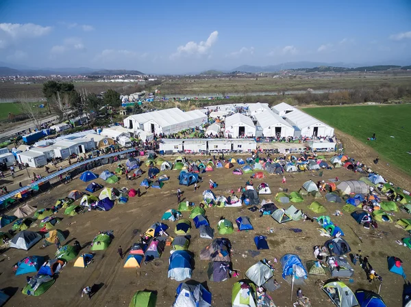 Χιλιάδες μετανάστες βρίσκονται σε μια αναμονή στα σύνορα μεταξύ Gree — Φωτογραφία Αρχείου