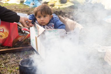 Gree arasındaki sınırda bekleme binlerce göçmen bulunmaktadır