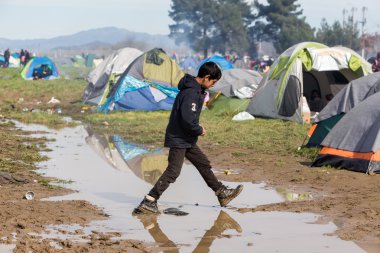 Gree arasındaki sınırda bekleme binlerce göçmen bulunmaktadır