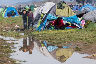 Gree arasındaki sınırda bekleme binlerce göçmen bulunmaktadır