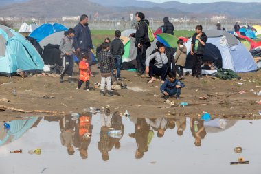 Gree arasındaki sınırda bekleme binlerce göçmen bulunmaktadır