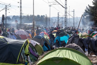 Gree arasındaki sınırda bekleme binlerce göçmen bulunmaktadır