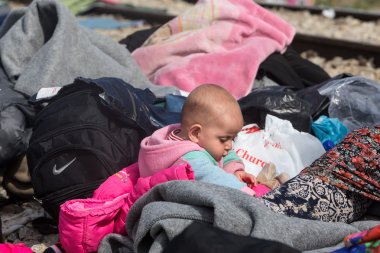 Gree arasındaki sınırda bekleme binlerce göçmen bulunmaktadır