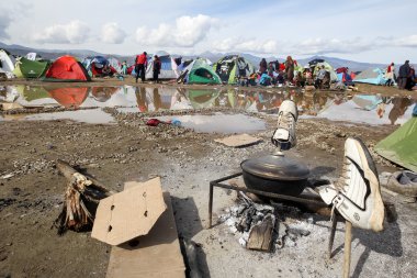 Gree arasındaki sınırda bekleme binlerce göçmen bulunmaktadır