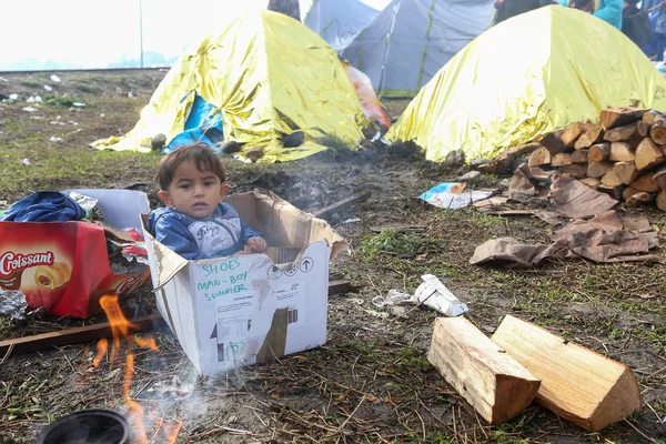 Miles de inmigrantes esperan en la frontera entre Gree — Foto de Stock