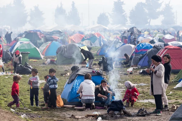 Χιλιάδες μετανάστες βρίσκονται σε μια αναμονή στα σύνορα μεταξύ Gree — Φωτογραφία Αρχείου