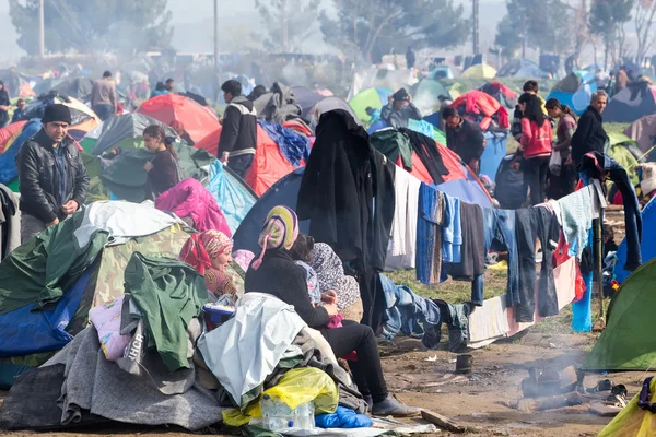 Ribuan imigran sedang menunggu di perbatasan antara Gree — Stok Foto