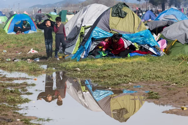 Miles de inmigrantes esperan en la frontera entre Gree — Foto de Stock