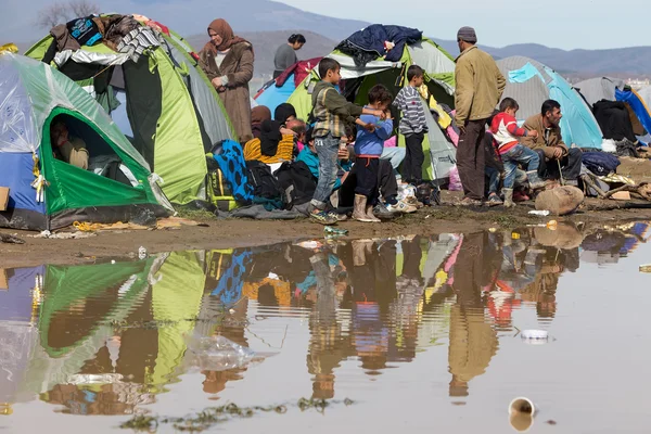 Ribuan imigran sedang menunggu di perbatasan antara Gree — Stok Foto