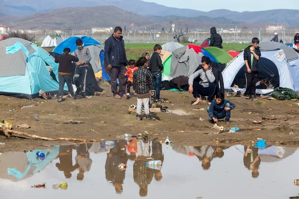 Тисячі іммігрантів в в чекати на кордоні між Gree — стокове фото