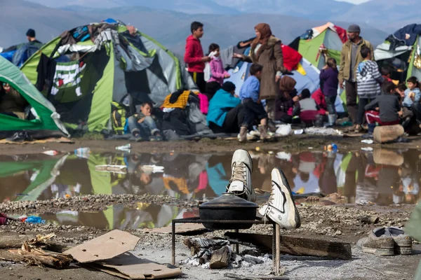 Thousands of immigrants are in a wait at the border between Gree — Stock Photo, Image