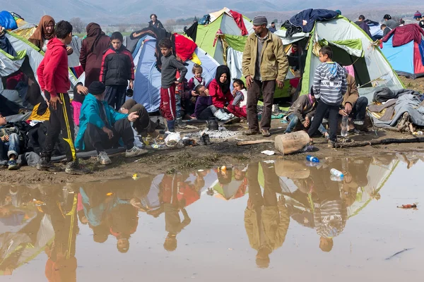 Miles de inmigrantes esperan en la frontera entre Gree — Foto de Stock