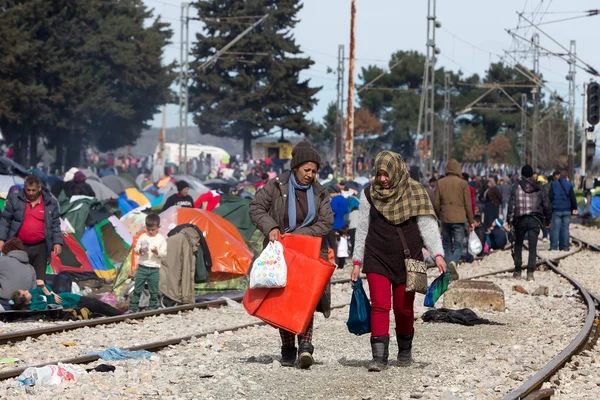 Tysięcy imigrantów są oczekiwania na granicy między Gree — Zdjęcie stockowe