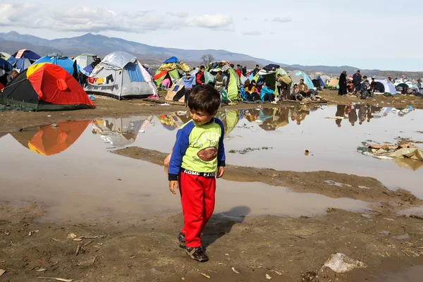 Thousands of immigrants are in a wait at the border between Gree — Stock Photo, Image