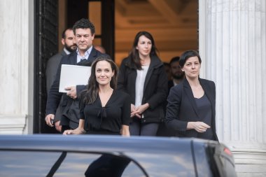 Angelina Jolie Yunan Başbakan'ın ofisinde Athen bırakır