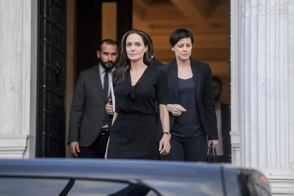 Angelina Jolie ponechává úřadu řeckého premiéra v Athen — Stock fotografie