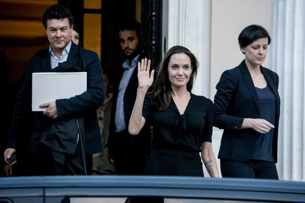Angelina Jolie quitte le cabinet du Premier ministre grec à Athen — Photo