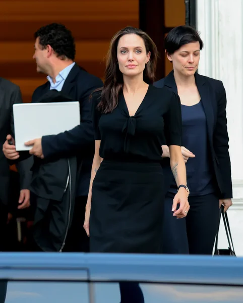 Анджелина Джоли покидает пост премьер-министра Греции в Атене — стоковое фото