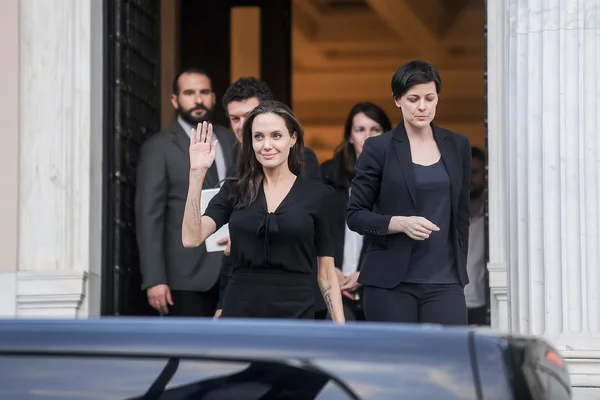 Angelina Jolie leaves the Greek Prime minister's office in Athen — Stock Photo, Image