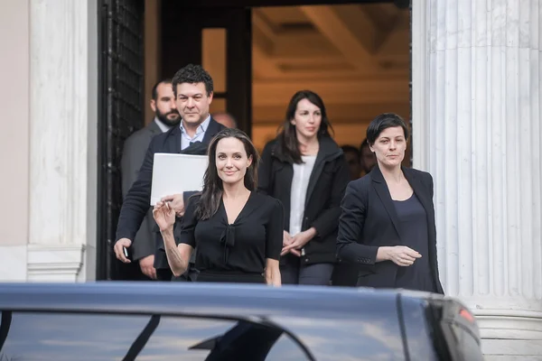 Angelina Jolie leaves the Greek Prime minister's office in Athen — Stock Photo, Image