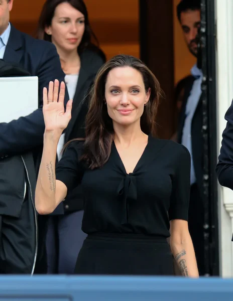 Angelina Jolie ponechává úřadu řeckého premiéra v Athen — Stock fotografie