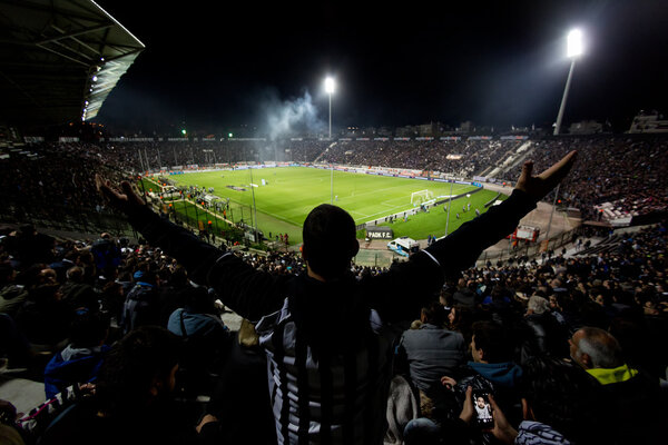 Вид на заполненный фанатами ПАОКа стадион в Тушине
