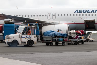  yağmurlu günde Makedonya Havaalanı pist üzerinde Bagaj arabası