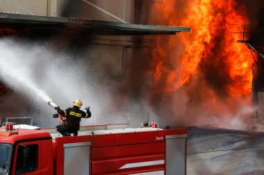 İtfaiyeciler mücadele patlak verdi, yangın söndürmek bir