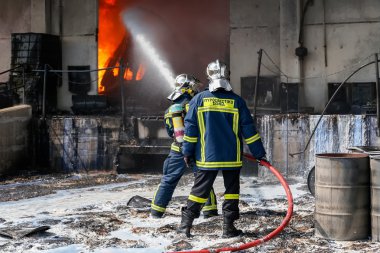 İtfaiyeciler mücadele patlak verdi, yangın söndürmek bir