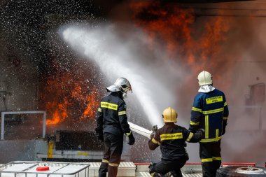 İtfaiyeciler mücadele patlak verdi, yangın söndürmek bir