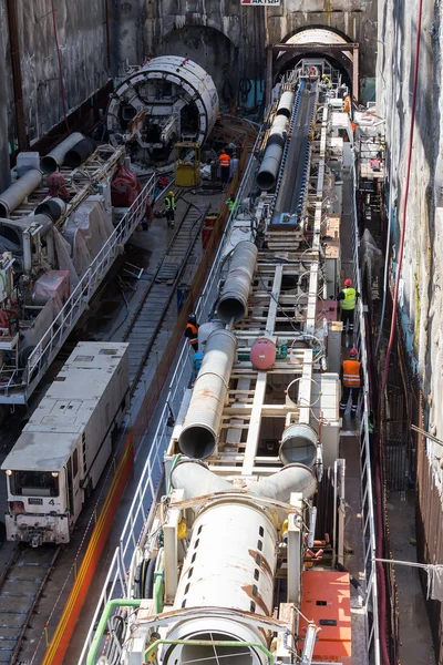 เครื่องเจาะอุโมงค์ที่สถานที่ก่อสร้างของรถไฟใต้ดิน — ภาพถ่ายสต็อก