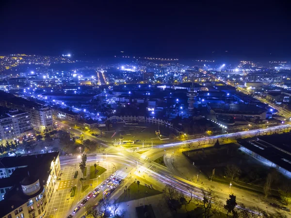 Luchtfoto van de stad Thessaloniki nachts, Griekenland. — Stockfoto