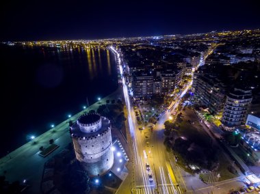 Geceleri Thessaloniki şehrin havadan görünümü