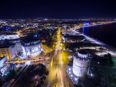Geceleri Thessaloniki şehrin havadan görünümü