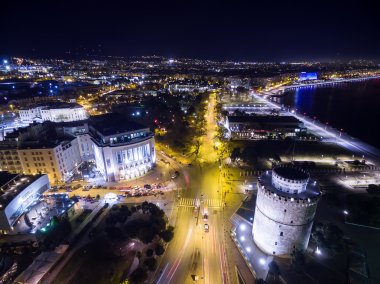 Geceleri Thessaloniki şehrin havadan görünümü