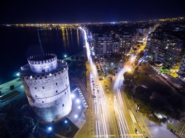 Geceleri Thessaloniki şehrin havadan görünümü