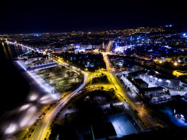 Gece, Yunanistan Thessaloniki şehrin havadan görünümü.