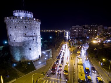 Geceleri Thessaloniki şehrin havadan görünümü