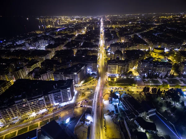 Flygfoto över staden Thessaloniki på natten, Grekland. — Stockfoto