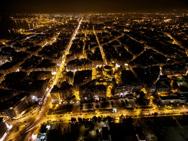 Letecký pohled na město Thessaloniki v noci, Řecko. — Stock fotografie