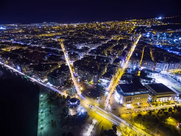 Luftaufnahme der Stadt Thessaloniki bei Nacht, Griechenland. — Stockfoto