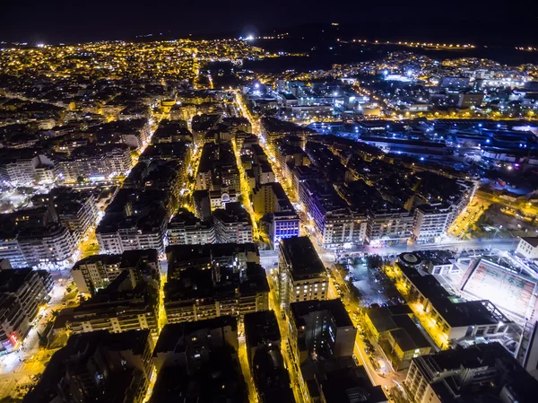 Luchtfoto van de stad Thessaloniki nachts, Griekenland. — Stockfoto