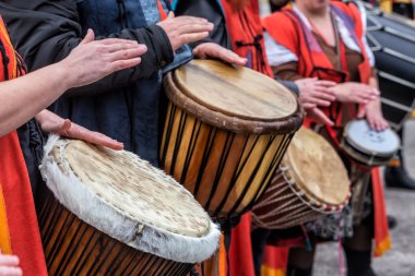  Davulcular ve geleneksel müzik müzisyen